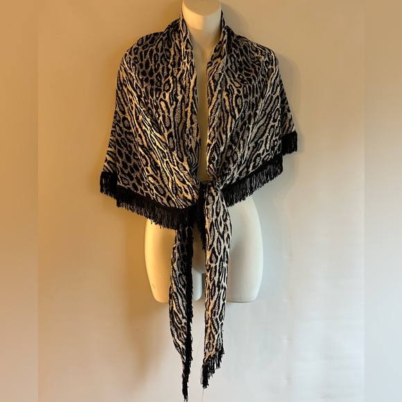 BLACK AND WHITE WITH FRINGE ANIMAL PRINT TRIANGLE SHAPED SCARF - Picture 2 of 7